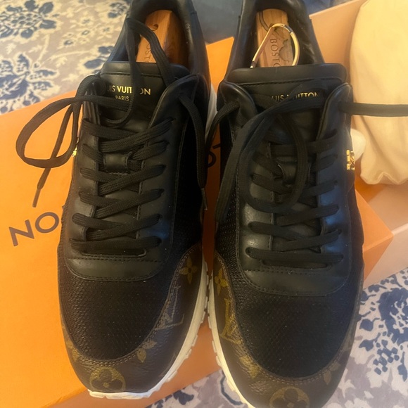 Beautiful Louis Vuitton Racer Sneakers size 8 LV 9US great condition with style. - Picture 9 of 16